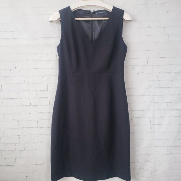Tahari Sheath Dress Size 4 Solid Black LBD V-Neck Lined Sleeveless Back Zip - Picture 1 of 8